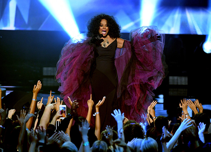 American Music Awards: Diana Ross performs hits