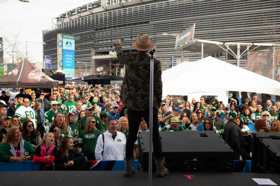 LOCASH performs at MetLife