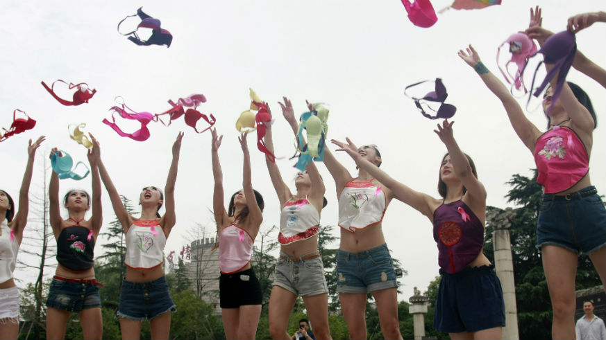 Our Favorite Bouncy Stars to Celebrate National No Bra Day! - The