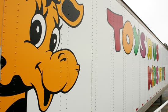 Toys R Us semi truck trailer with Geoffrey on the side